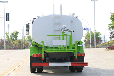 解放13噸灑水車(chē) 環(huán)衛(wèi)作業(yè)的得力助手